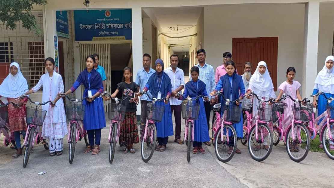 তেঁতুলিয়া সীমান্তের স্কুলগামী ১৬ ছাত্রী পেলেন বাইসাইকেল উপহার