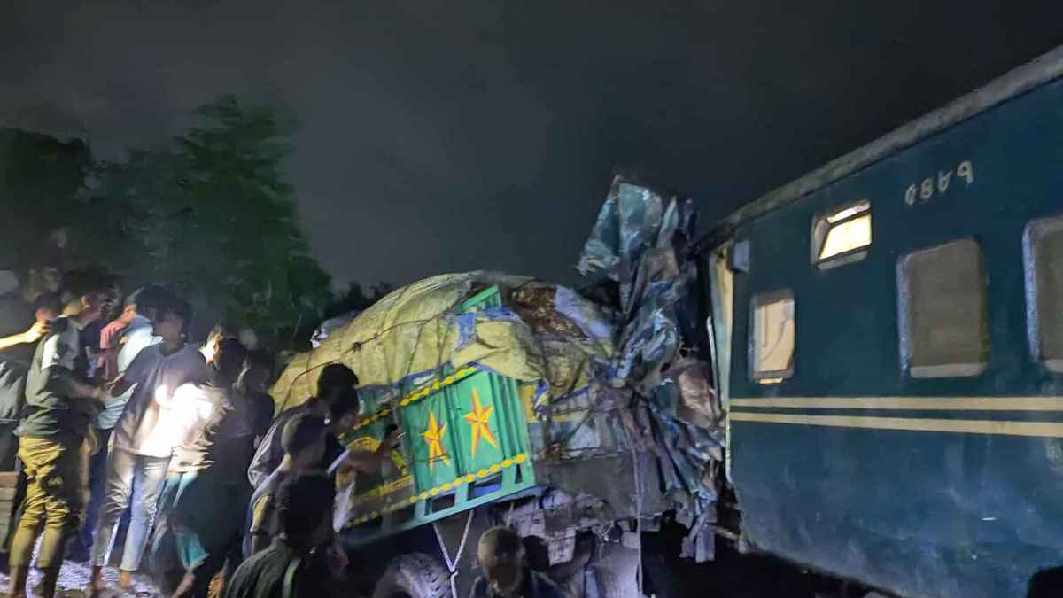 খুলনায় ট্রেন ও ট্রাকের মুখোমুখি সংঘর্ষে প্রাণ গেল বৃদ্ধের