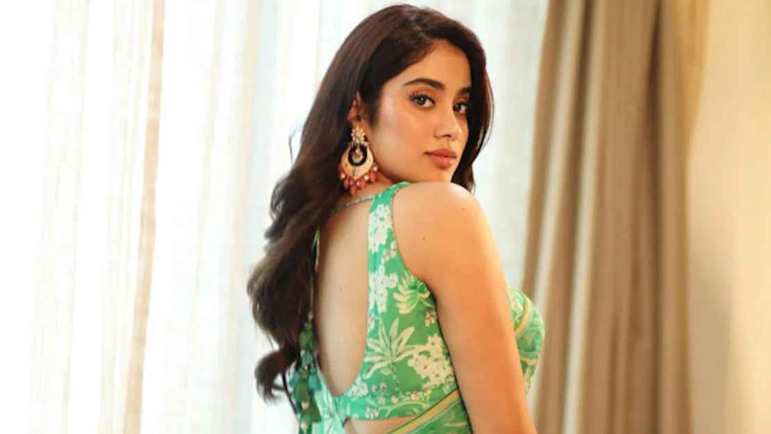 প্রেমিকের মুখ আঁকা টিশার্টে জাহ্নবী কাপুর