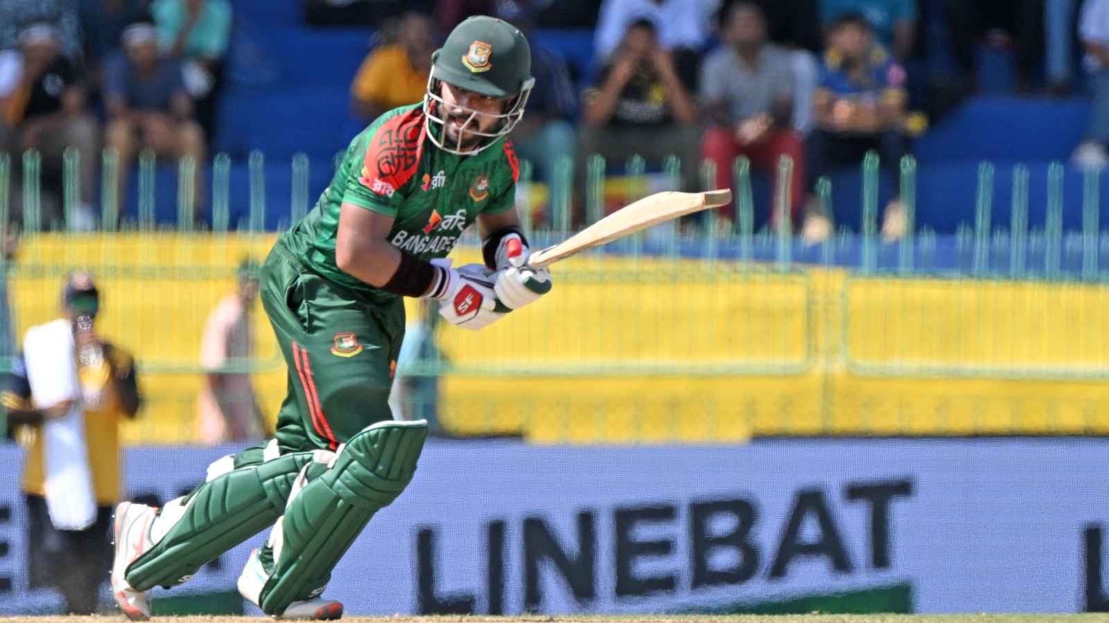 হার চোখ রাঙাচ্ছে বাংলাদেশের