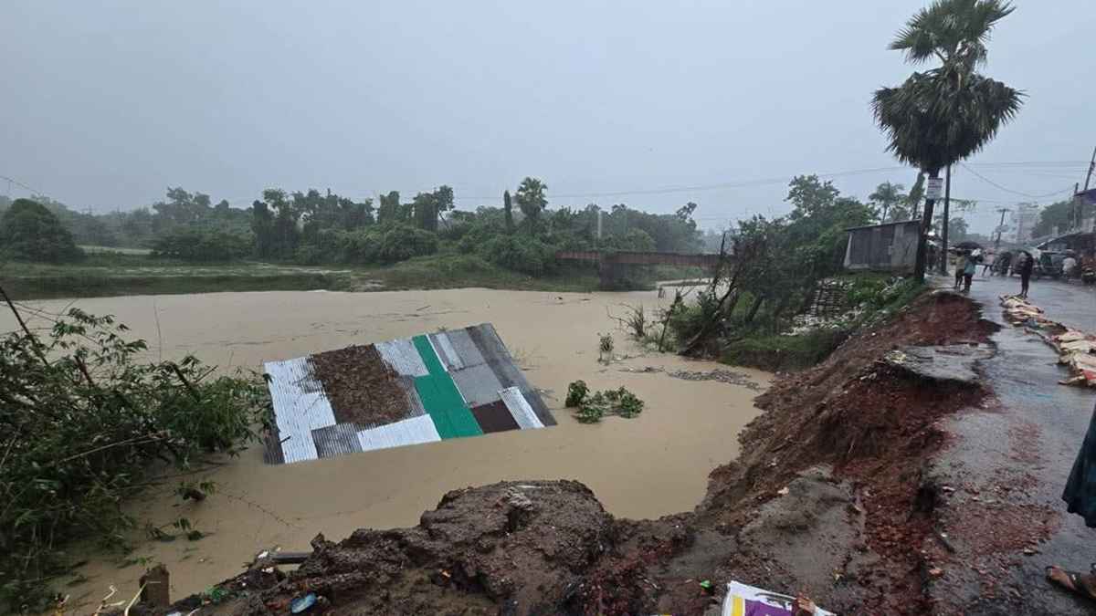 ফেনীতে মৌসুমের সর্বোচ্চ বৃষ্টিপাত রেকর্ড, বন্যা আতঙ্কে দিশেহারা মানুষ