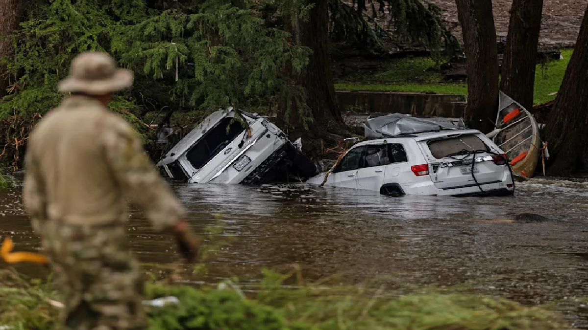 টেক্সাসে বন্যায় মৃতের সংখ্যা বেড়ে ১০৪, নিখোঁজ ৪১
