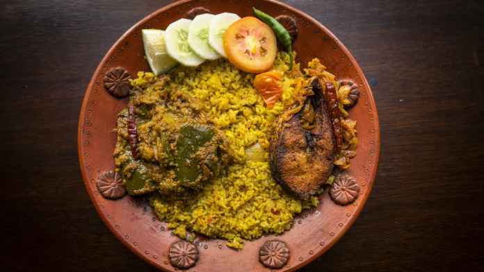 বৃষ্টির দিনে খিচুড়ি খেতে ইচ্ছে করে কেন?