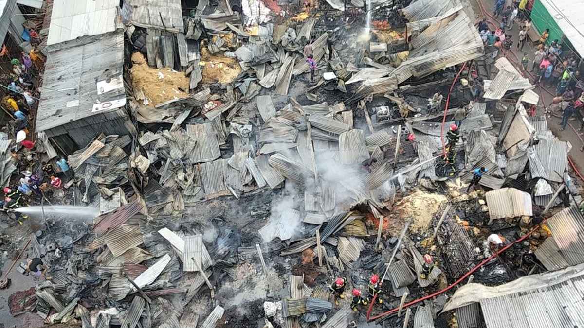 গাজীপুরে কাঁচাবাজারে আগুন পুড়ে ১৬ দোকান ছাই