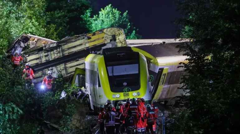 জার্মানিতে ট্রেন লাইনচ্যুত হয়ে নিহত ৩