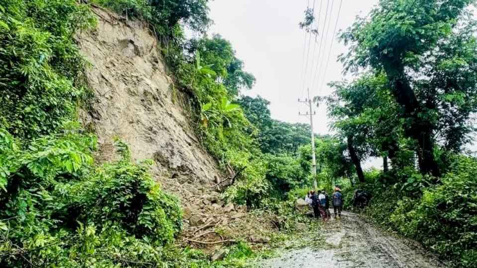 বান্দরবানে টানা বৃষ্টিতে পাহাড় ধস, সড়ক যোগাযোগ বন্ধ
