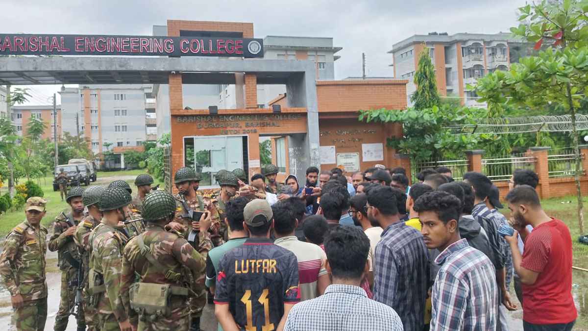 লাঠিচার্জে বরিশাল ইঞ্জিনিয়ারিং কলেজের ২০ শিক্ষার্থী আহত