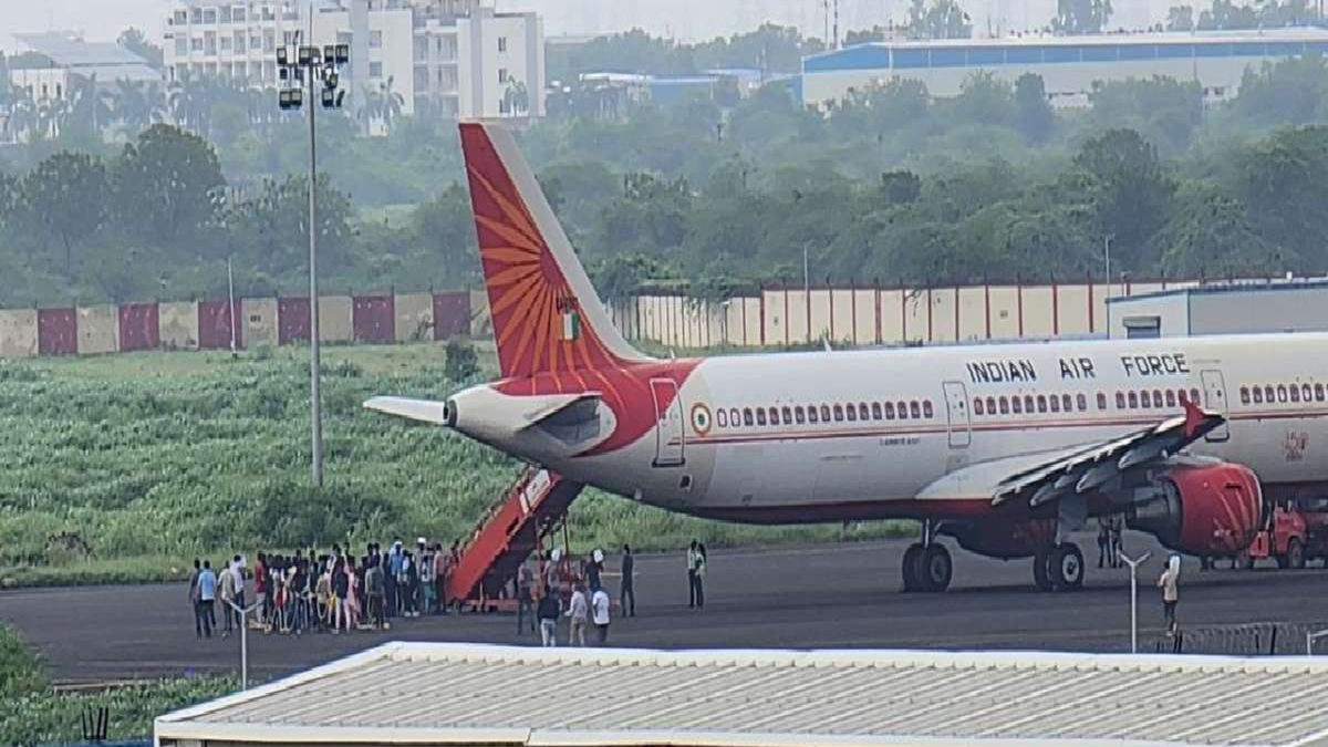বাংলাদেশে পুশইনের জন্য বিশেষ বিমানে ২০০ জনকে সীমান্তে আনল ভারত