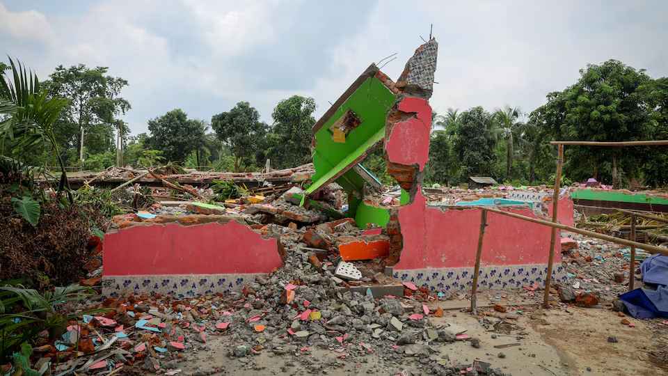 মুসলিমদের ঘরবাড়ি গুঁড়িয়ে বাংলাদেশে বিতাড়িত করছে ভারত: রয়টার্স