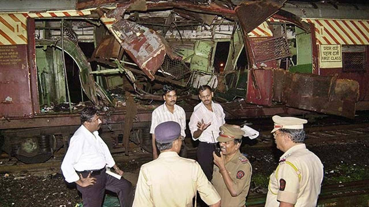 মুম্বাইয়ে ট্রেনে বোমা হামলা: ১৮ বছর জেল খাটার পর ১২ জন বেকসুর খালাস