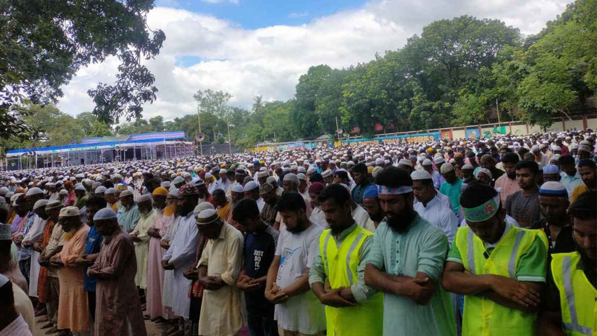রংপুরে জনসভা মাঠেই জুমার নামাজ আদায় করলেন জামায়াত নেতাকর্মীরা