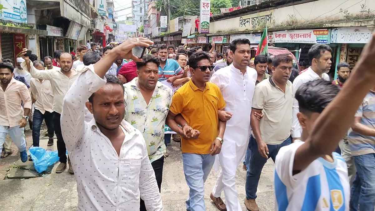 ঝালকাঠিতে স্বেচ্ছাসেবক দলের বিক্ষোভ মিছিল