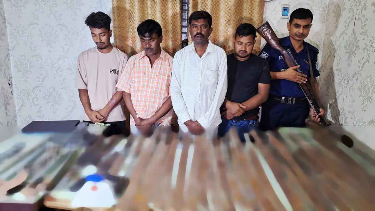 গাইবান্ধায় বিপুল পরিমাণ অস্ত্রসহ গ্রেফতার ৪