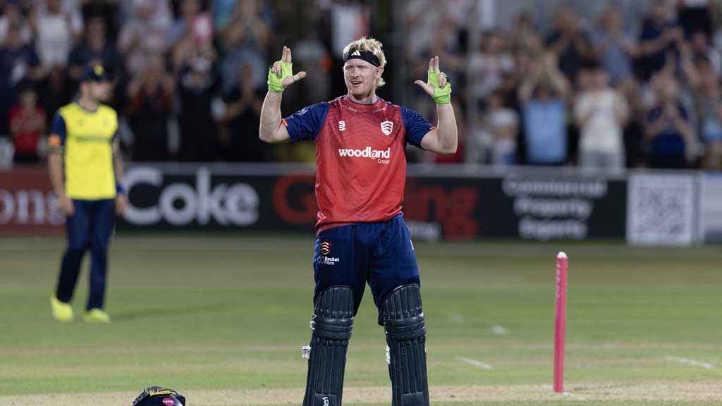 ১১ ছক্কা ১১ চারে ইংলিশ ব্যাটারের রেকর্ড গড়া ১৩৯