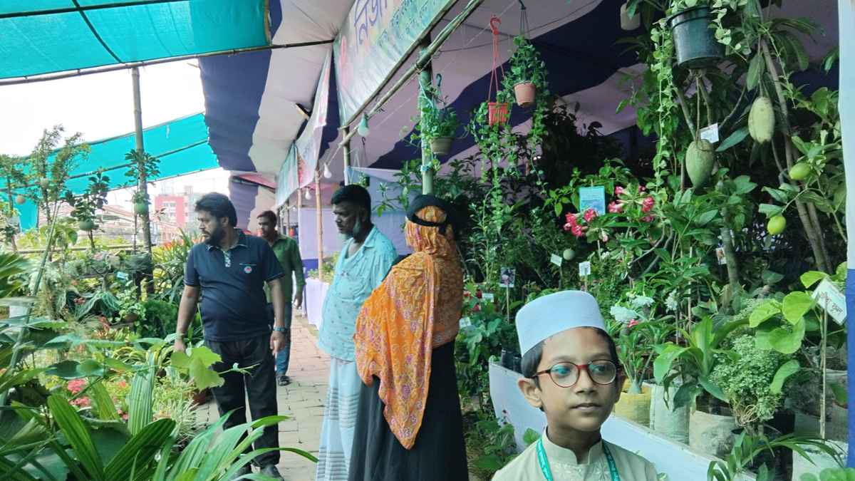 খুলনায় জমে উঠেছে বৃক্ষমেলা