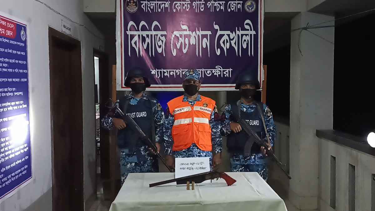 সুন্দরবনের মাউন্দে নদীতে কোস্ট গার্ডের অভিযান, বন্দুক-গুলি জব্দ