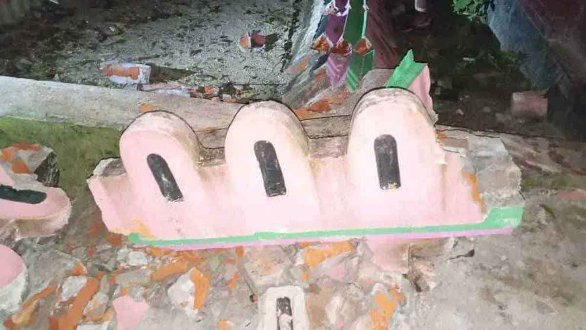 মসজিদের রেলিং ভেঙে প্রাণ গেলো মুসল্লির