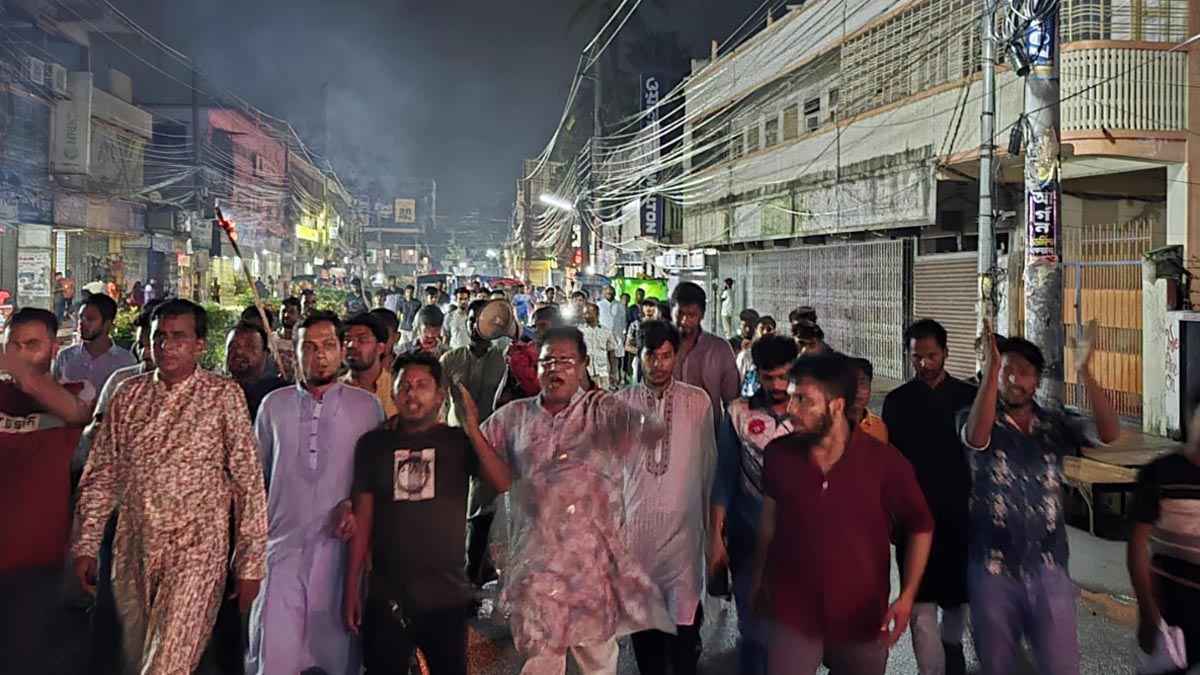 ভিপি নূর ও রাশেদ খাঁনের বিরুদ্ধে মামলার প্রতিবাদে কুষ্টিয়ায় মশাল মিছিল