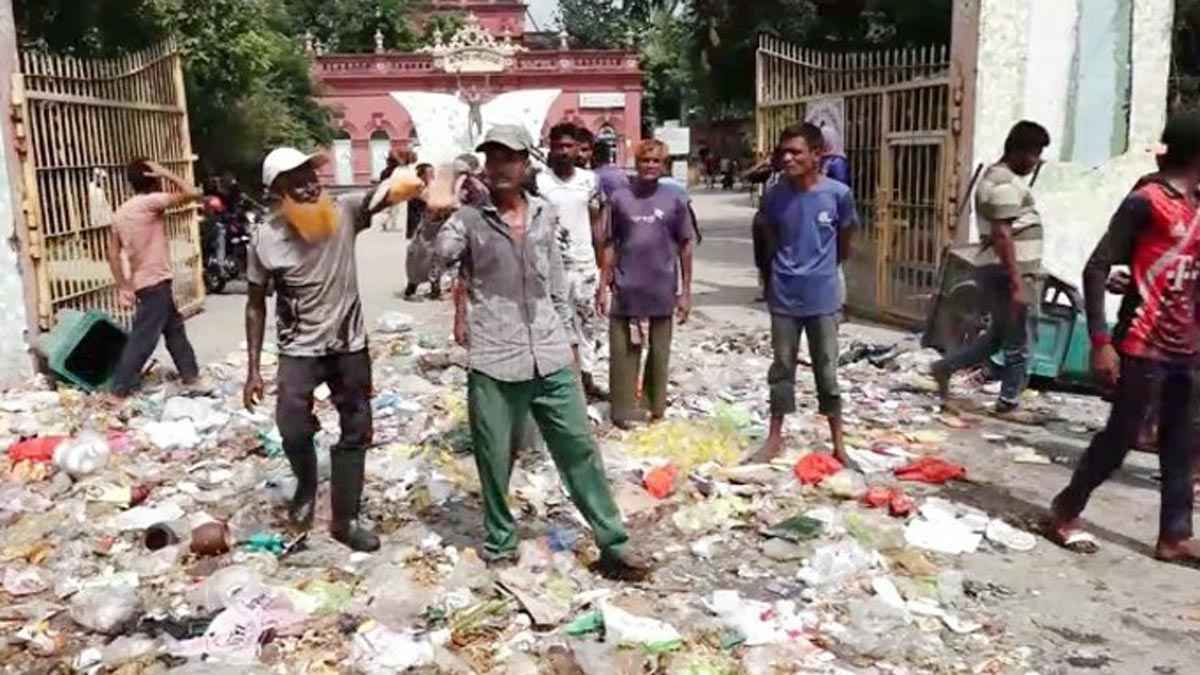 মূল ফটকে আবর্জনা ফেলে কুষ্টিয়ায় পরিচ্ছন্নতা কর্মীদের কর্মবিরতি