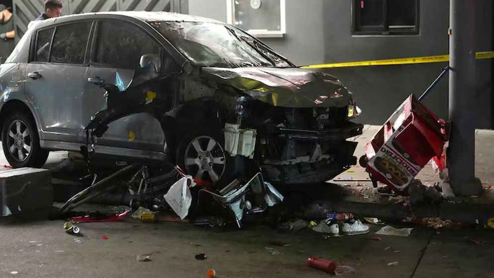 যুক্তরাষ্ট্রে ভিড়ে মধ্যে তুলে দিল গাড়ি, আহত ৩০