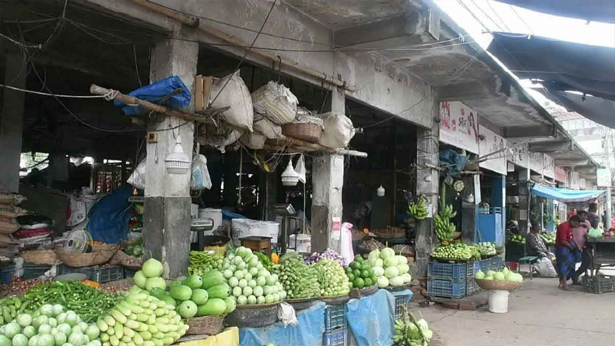 সংস্কার অভাবে ঝুঁকিতে জয়পুরহাটের সবচেয়ে বড় মাছুয়া বাজার