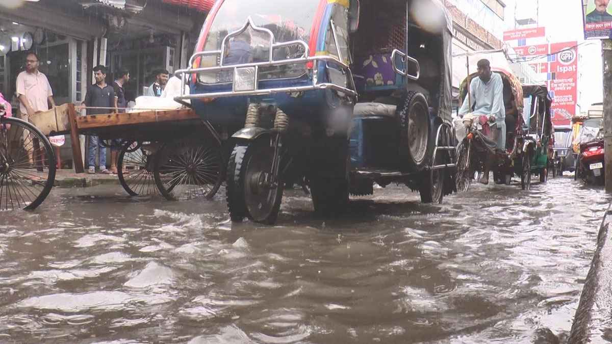 মাদারীপুরে জলাবদ্ধতায় ব্যবসায় ক্ষতি, ভোগান্তি চরম