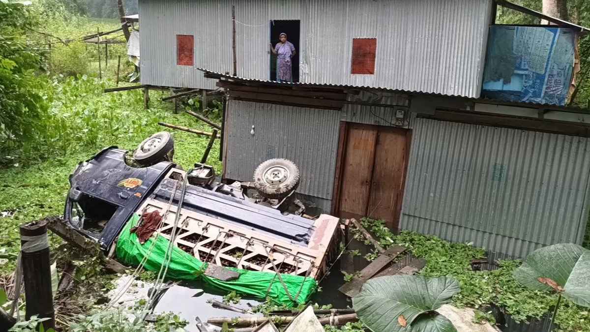 ডিমভর্তি পিকআপ খাদে পড়ে ব্যবসায়ী নিহত, আহত ২