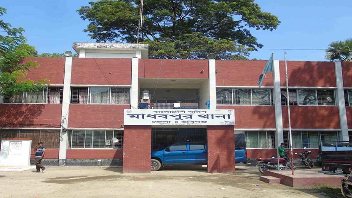 স্ত্রী হত্যার অভিযোগে স্বামীসহ গ্রেফতার ২