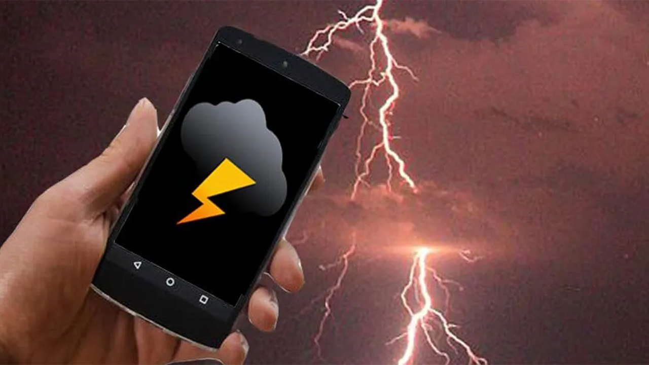 ঝড় বৃষ্টিতে মোবাইল ফোন ব্যবহার