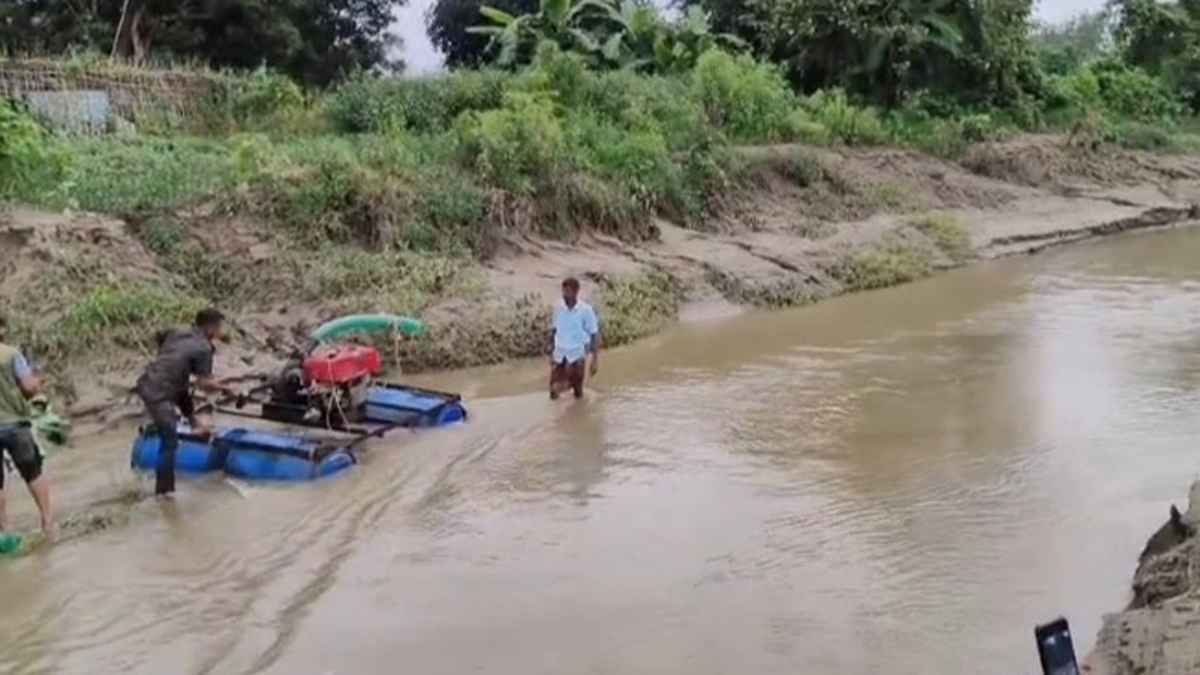 মিরসরাইয়ে অবৈধ বালু উত্তোলনকালে ড্রেজার মেশিন-পাইপ জব্দ