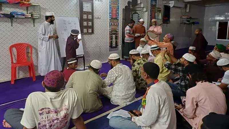 মসজিদ ফান্ড থেকে বয়স্ক কোরআন শিক্ষার খরচ করা যাবে কি?