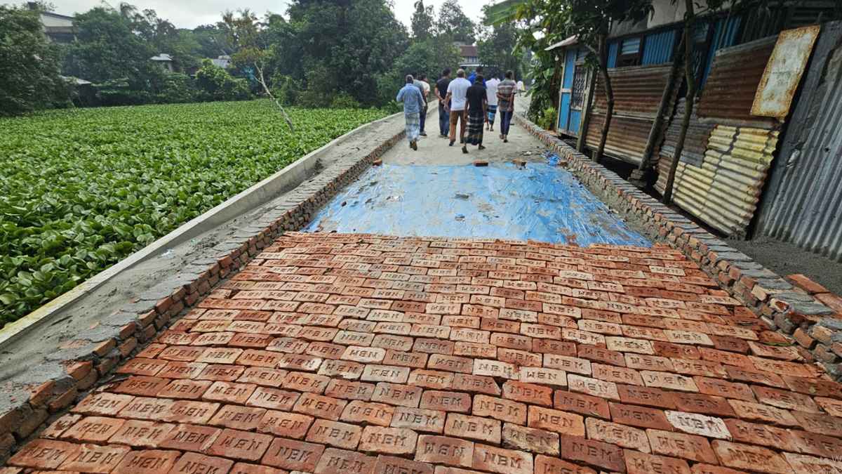 শ্রীনগরে সড়ক নির্মাণ করতে ক্ষতিপূরণ বা নোটিশ ছাড়াই উচ্ছেদ চেষ্টা!