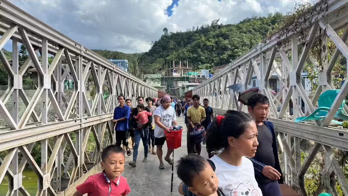 মিয়ানমারে সশস্ত্র গোষ্ঠীর সংঘর্ষ, ভারতে পালাচ্ছে হাজার হাজার মানুষ