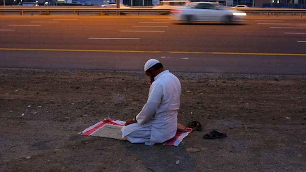 সফরে নামাজ: কসর না করে পুরো পড়লে কী হবে?