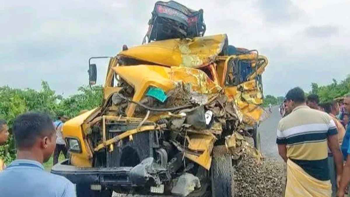 নওগাঁয় এক ট্রাককে আরেক ট্রাকের ধাক্কা, নিহত ১