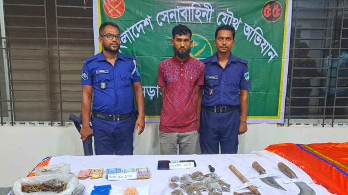 নড়াইলে মাদক ও দেশীয় অস্ত্রসহ মাদক কারবারি আটক