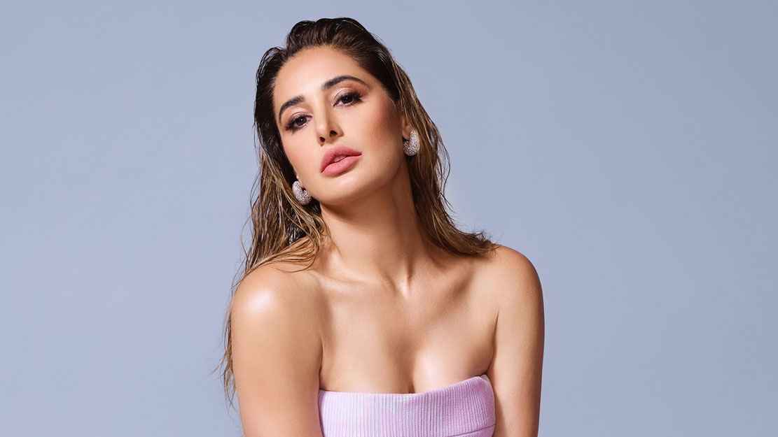 কেন বছরে ১৮ দিন শুধু পানি পান করে বাঁচেন নার্গিস ফাকরি?