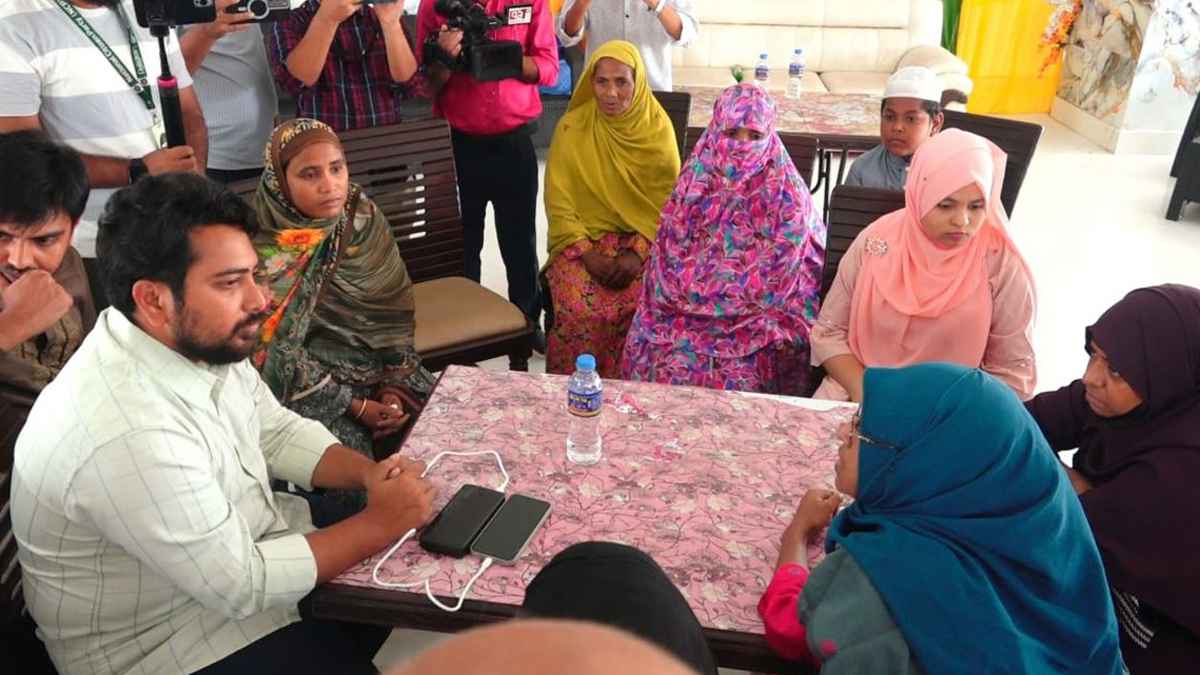 টাঙ্গাইলে ছাত্র আন্দোলনে শহীদ পরিবারের সঙ্গে নাহিদ ইসলামের সাক্ষাৎ