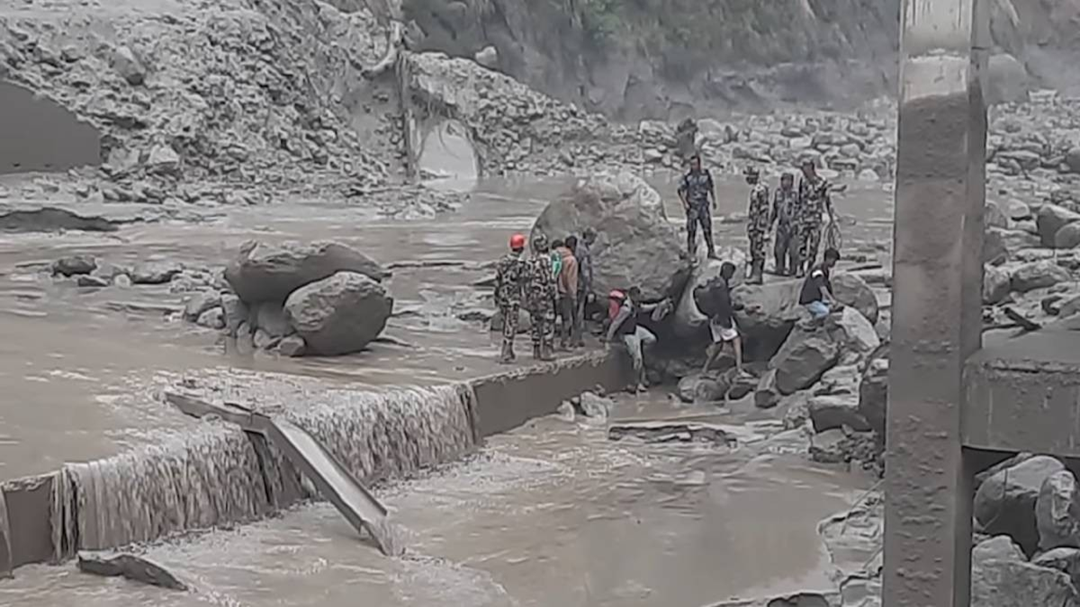 চীন-নেপাল সীমান্তে ভয়াবহ বন্যায় ভেসে গেছে সেতু, বহু মানুষ নিখোঁজ