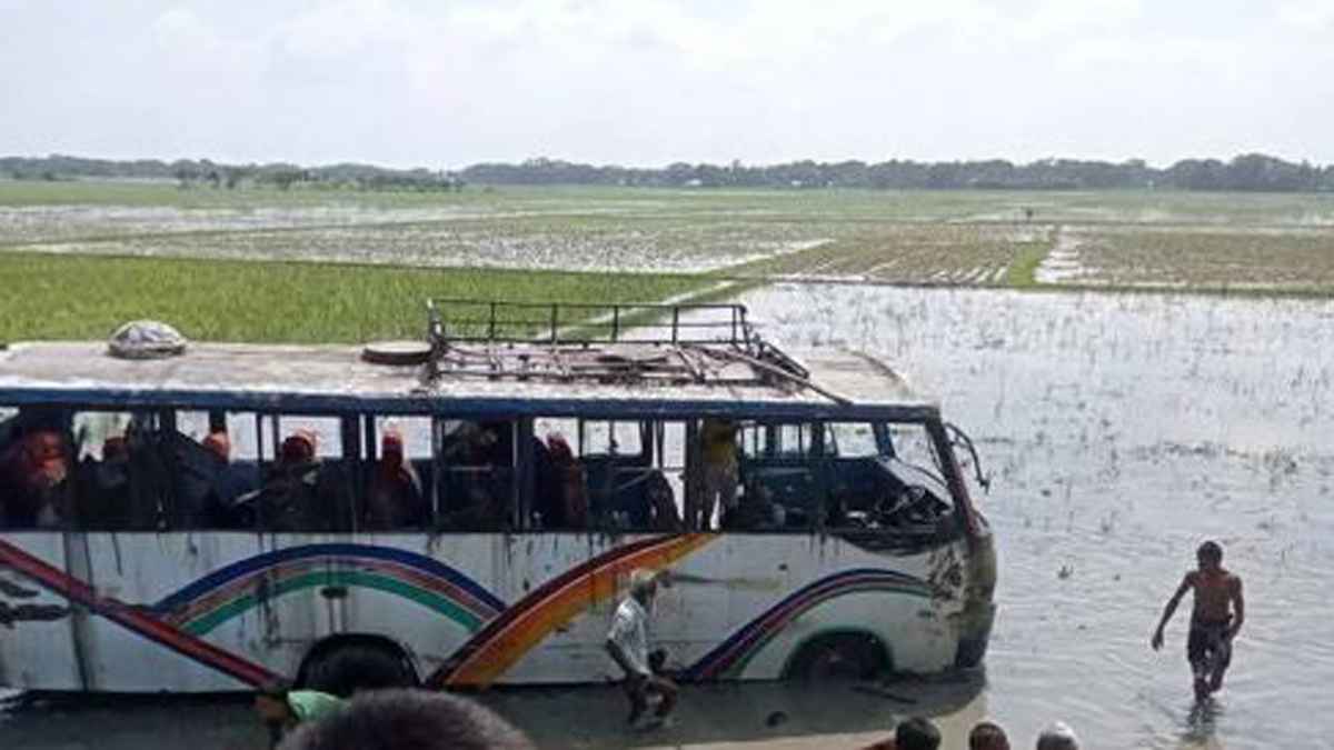 নেত্রকোনায় বরযাত্রীবাহী বাস ক্ষেতে পড়ে নিহত ১