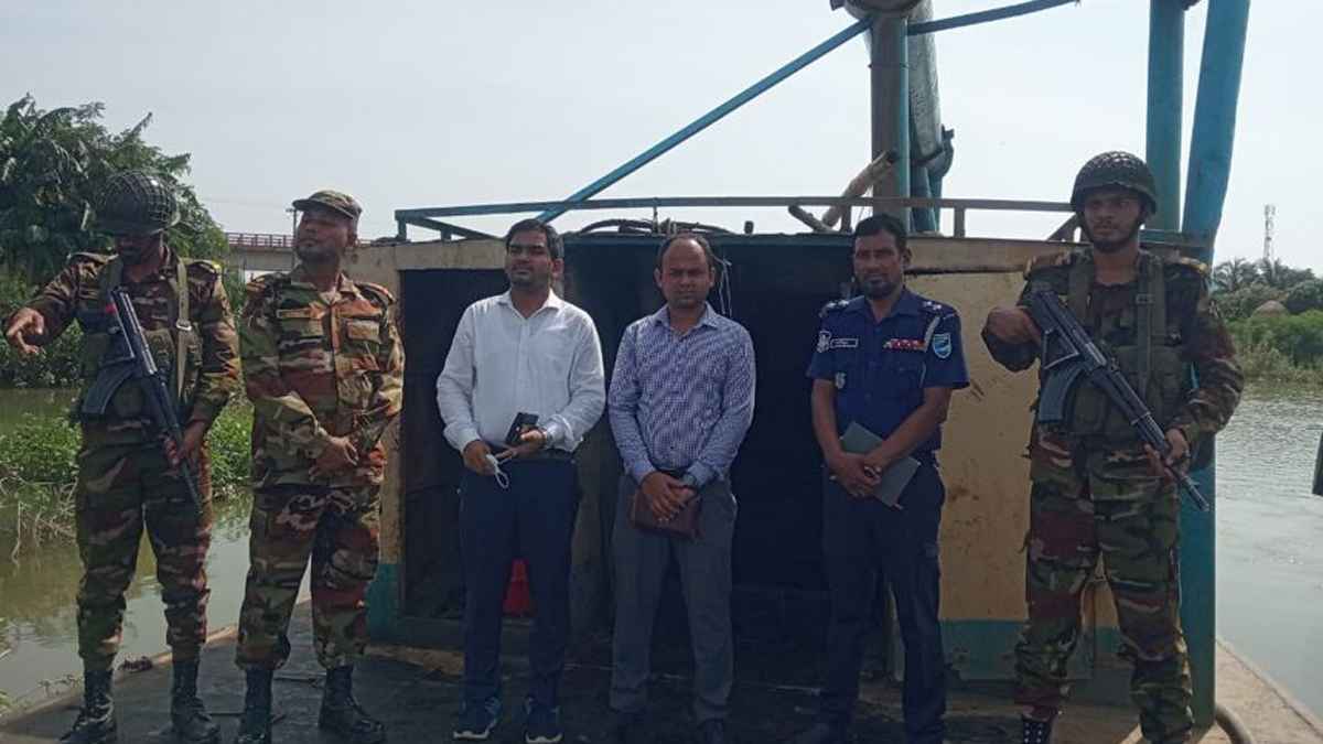 ধনু নদে যৌথ অভিযান, অবৈধ ড্রেজার জব্দ