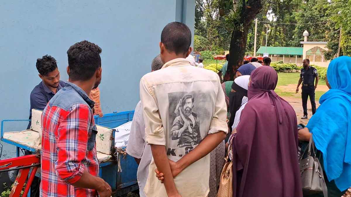 শয়নক্ষের আড়ার সঙ্গে ঝুলছিল স্বামী-স্ত্রীর লাশ