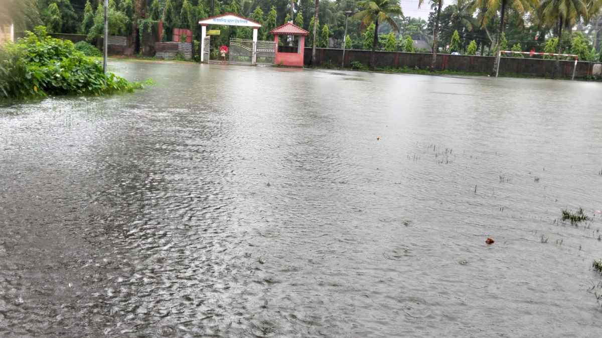 টানা বর্ষণে বিপর্যস্ত নোয়াখালী, আশ্রয়কেন্দ্রে ছুটছে মানুষ