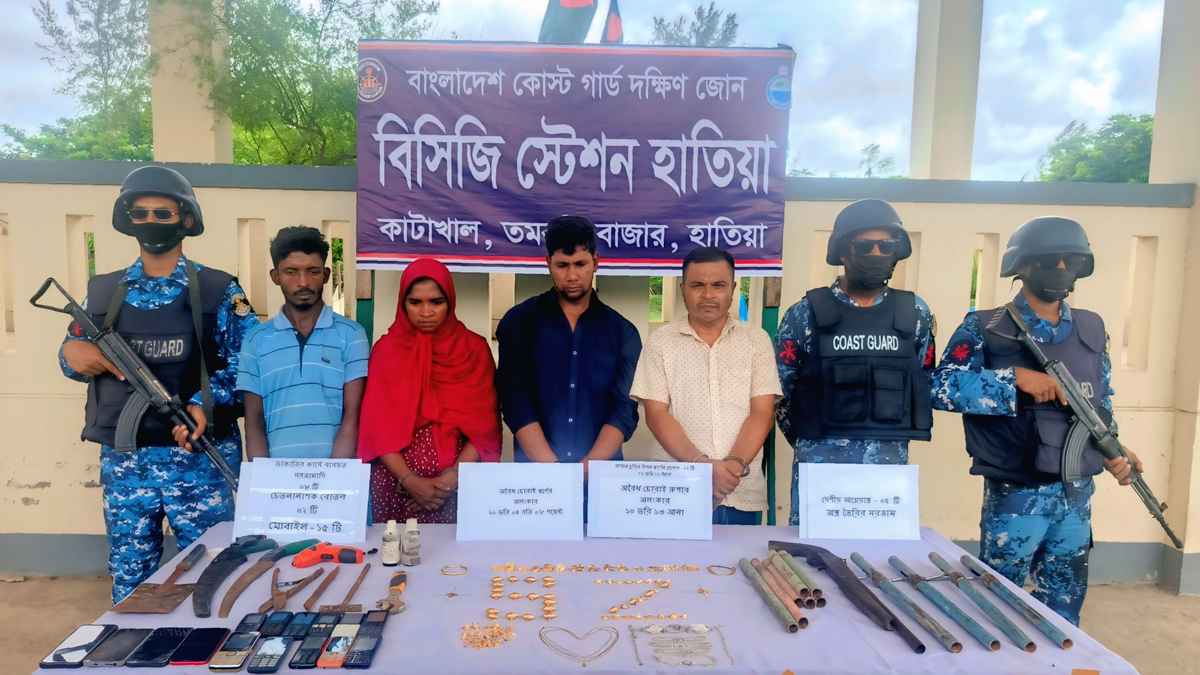 হাতিয়ায় অস্ত্র-চোরাইমালসহ আটক ৪