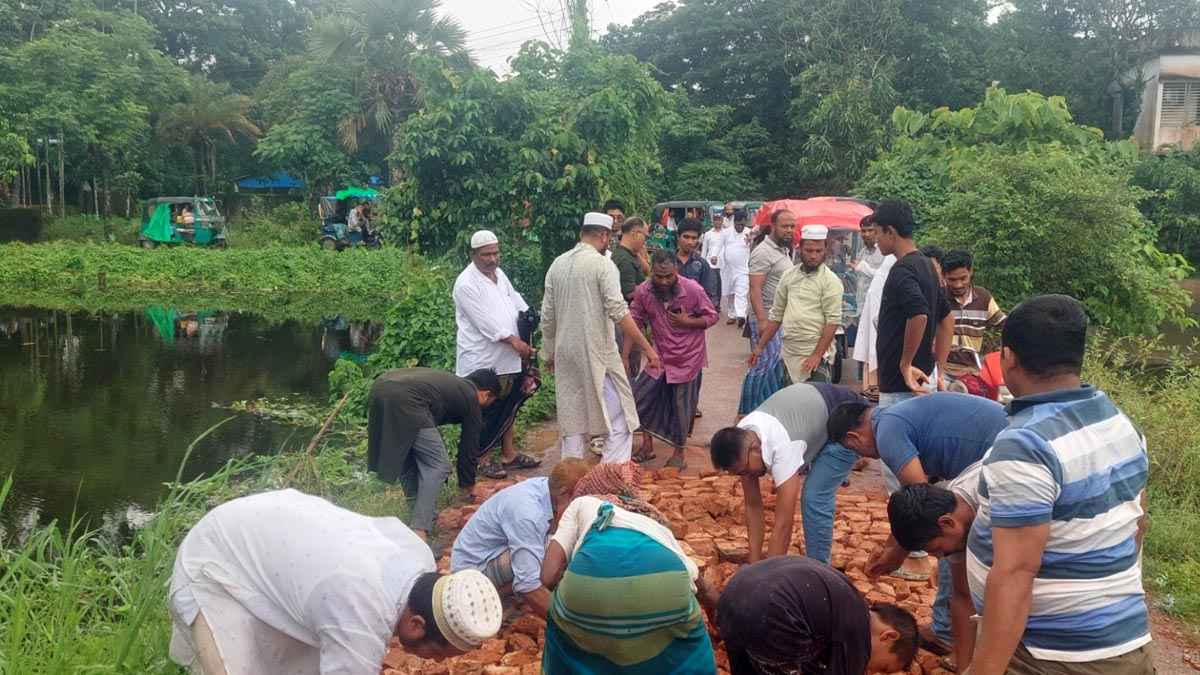 নোয়াখালীতে ব্যক্তি উদ্যোগে চলছে ক্ষতিগ্রস্ত সড়ক মেরামত