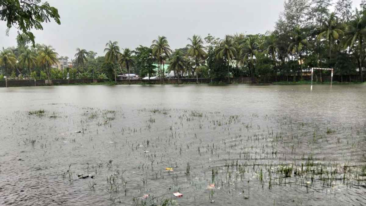 নোয়াখালীতে রাতভর বৃষ্টি, জলাবদ্ধতায় বেড়েছে ভোগান্তি