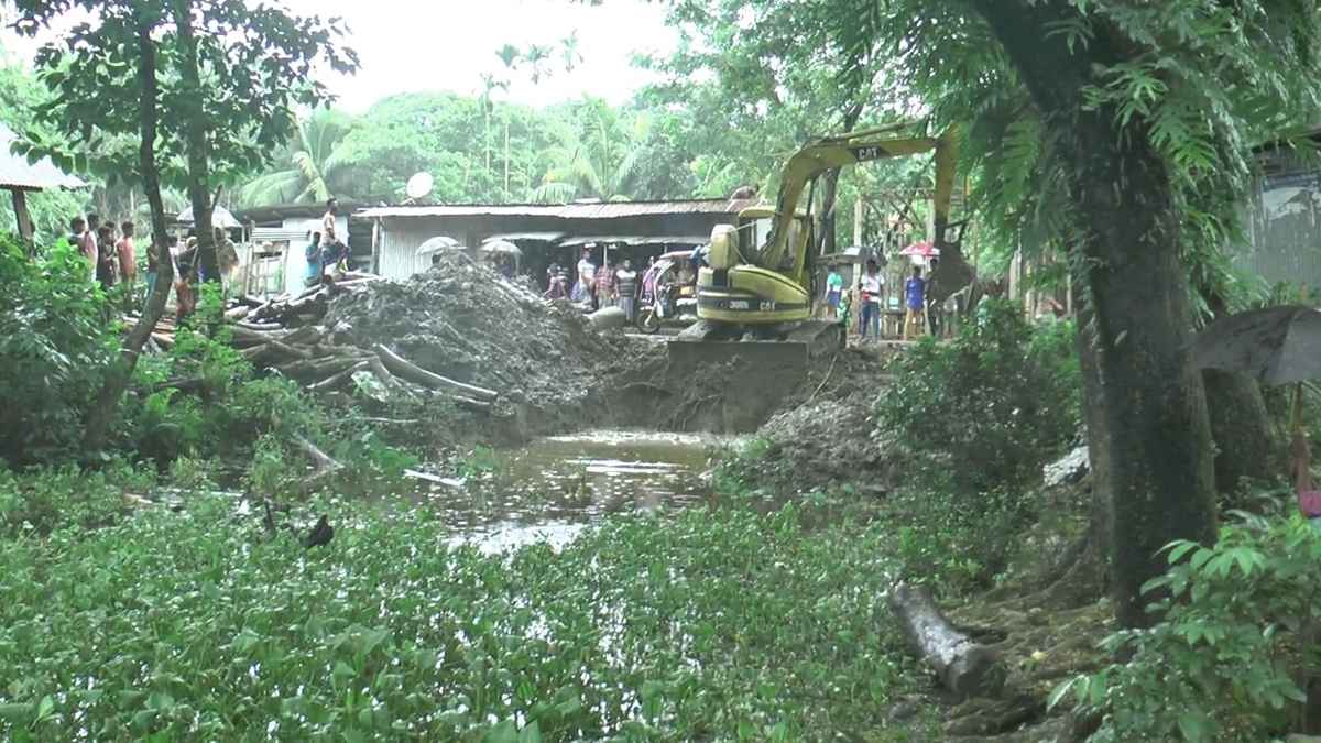 নোয়াখালীতে খালের ওপর অবৈধ বাঁধ-স্থাপনা উচ্ছেদে অভিযান
