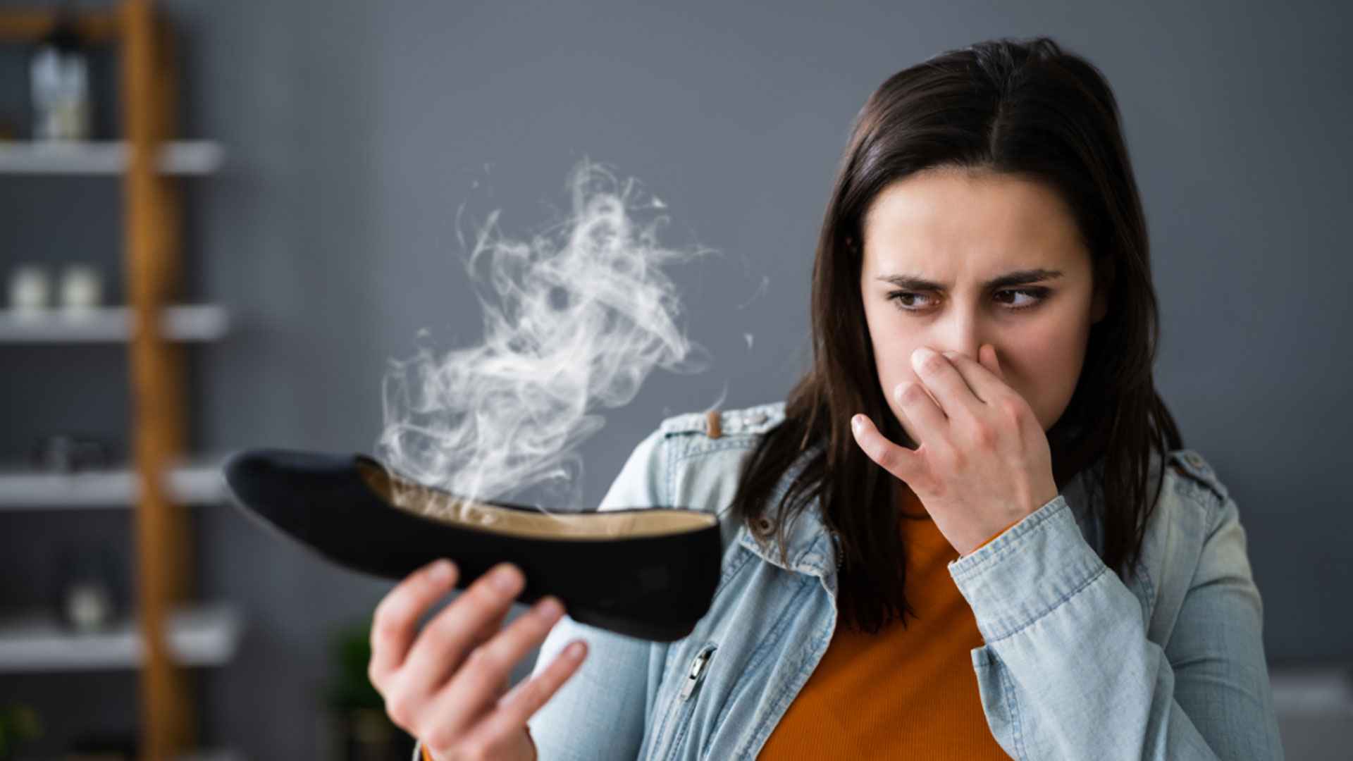 জুতার দুর্গন্ধ চিরতরে দূর করার উপায়