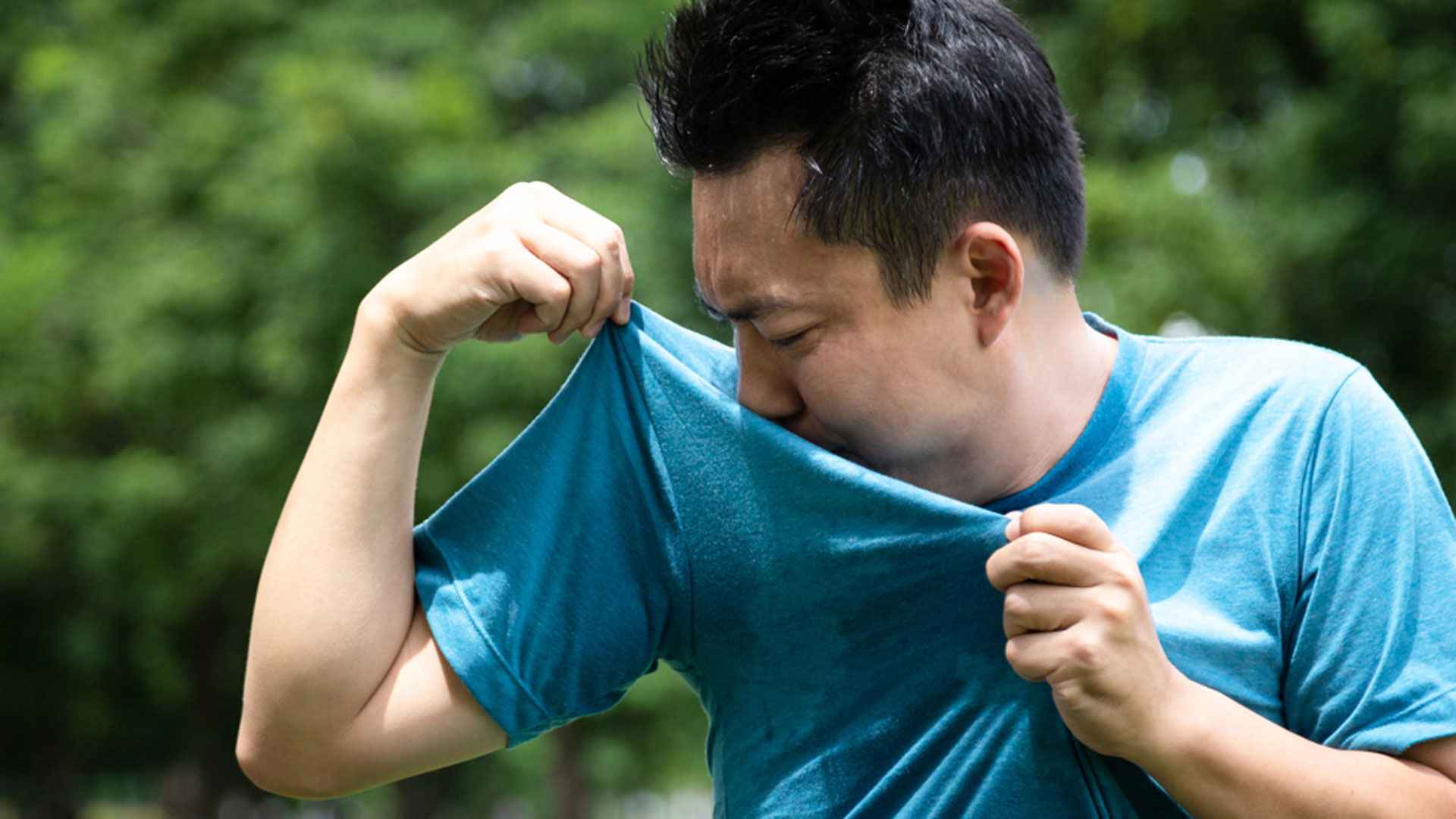 বর্ষাকালে ঘামের দুর্গন্ধ বাড়ে কেন? কমাতে করণীয়