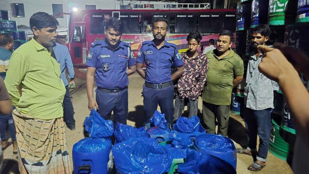 কাপ্তাই হ্রদের মাছ পাচারের সময় যাত্রীবাহী বাসসহ জব্দ